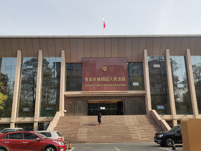4月15日，江秋莲诉刘鑫一案在城阳区人民法院开庭。 澎湃新闻记者 林珏瑶 摄