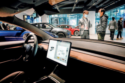 随着同行的发展、竞争的加剧，特斯拉的诸多优势光环正在退散。图/ 法新