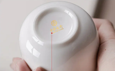 ▲杯底定制logo（贴金花工艺）