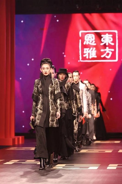 图说：东方·恩雅的新中装首秀大幕 来源/采访对象供图（下同）