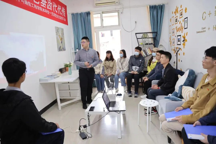 重庆大学微电子与通信工程学院“聂帅精神进宿舍 红色基因代代传”主题党日活动  邹乐 摄