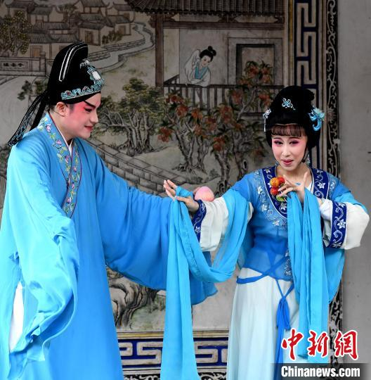 闽剧《荔枝换绛桃》选段表演，为观众带来不一样的”非遗”体验。　刘可耕 摄
