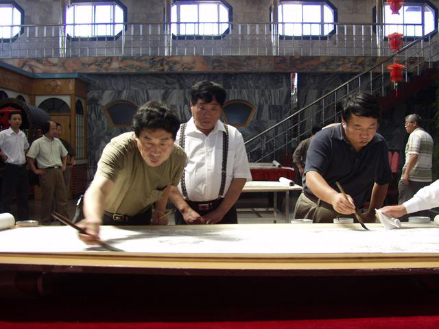 图为《京门九衢图》－著名画家再为长卷执笔留影