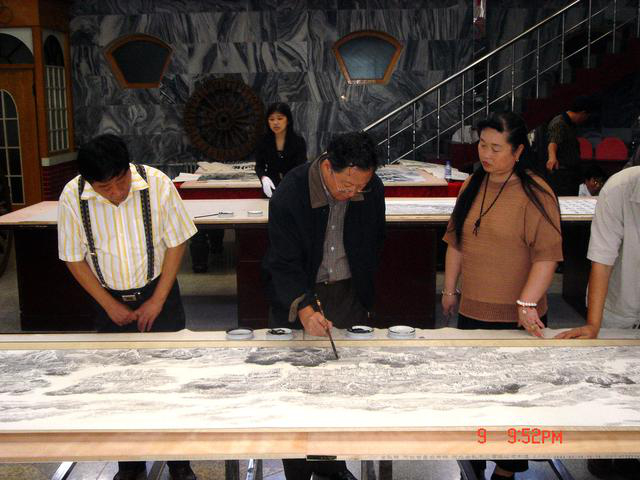 图为《京门九衢图》－著名画家再为长卷执笔留影　　