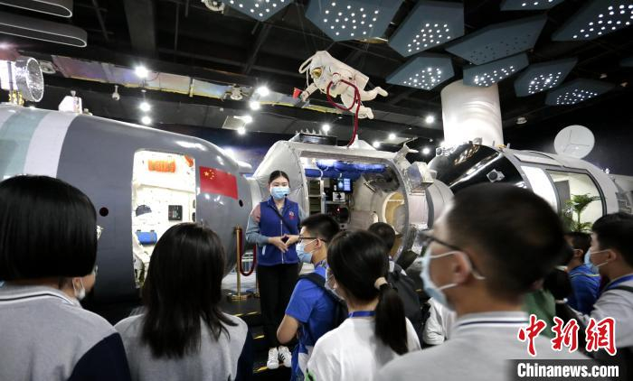 比赛期间，全体参赛学生夜游诚毅科技探索中心，近距离感知大国重器。诚毅科探中心供图