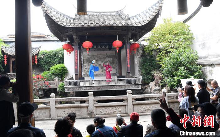 闽剧代表性剧目闽剧经典《王莲莲拜香》选段表演，吸引观众观看。　刘可耕 摄