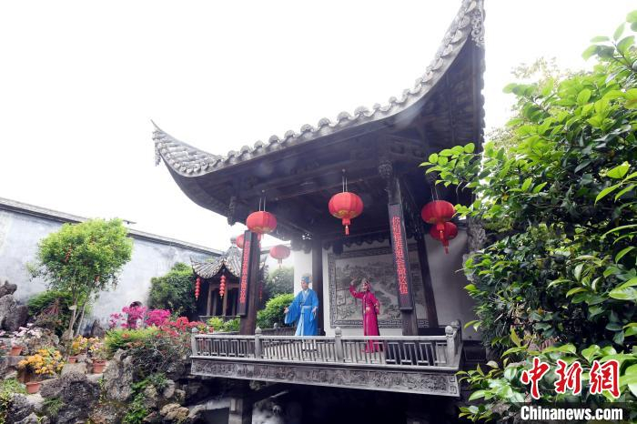 闽剧代表性剧目闽剧经典《王莲莲拜香》选段展演，吸引观众观看。　刘可耕 摄