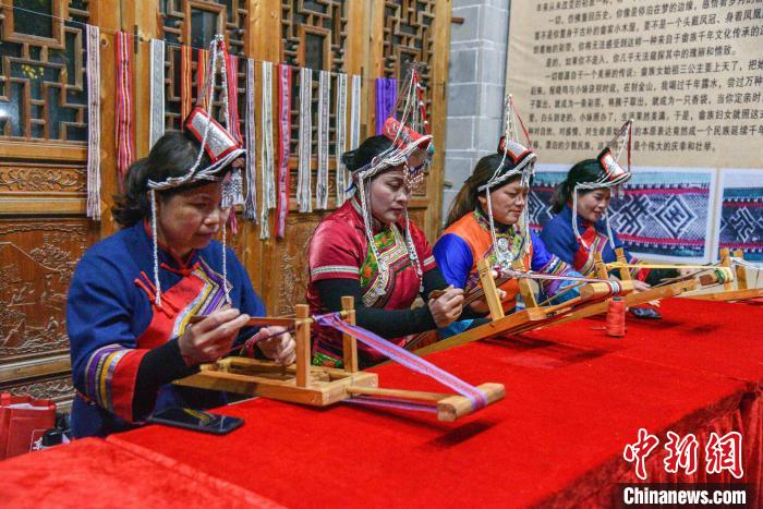 非遗“畲族彩带”编织 范宇斌 摄