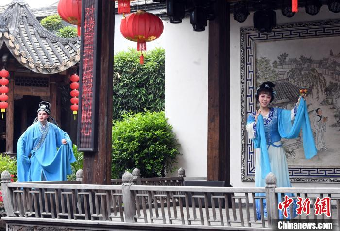 闽剧《荔枝换绛桃》选段表演，为观众带来不一样的“非遗”体验。　刘可耕 摄