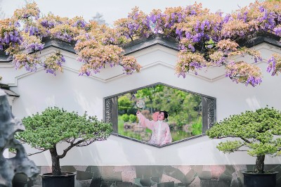 陈影身着汉服在无锡蠡园拍摄的照片。光明图片