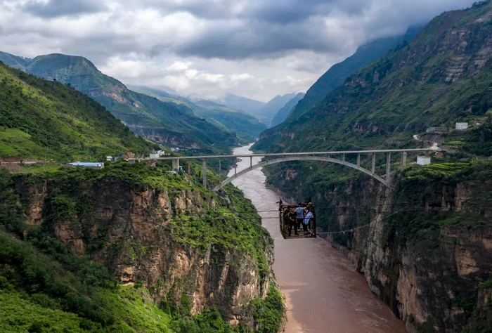 在云南省巧家县茂租镇鹦哥村，游客体验坐鹦哥溜索过江。（2020年8月14日摄，无人机照片）。新华社记者 江文耀 摄