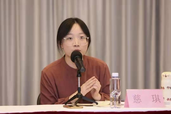 慈琪在自己的新书研讨会上发言