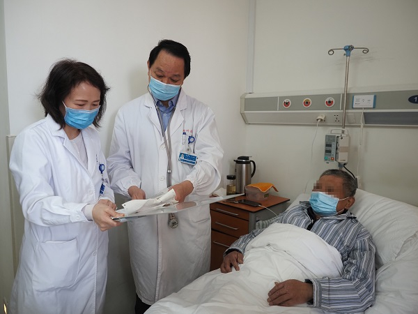 图说：韩宝惠（左二）和储天晴在查房  舒大维 摄