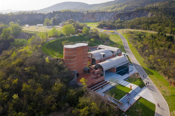 先锋汤山矿坑书店。 本文由先锋书店供图