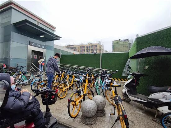 成都地铁中和站C口直梯外的坡道出口被共享单车占满。郭子成/摄