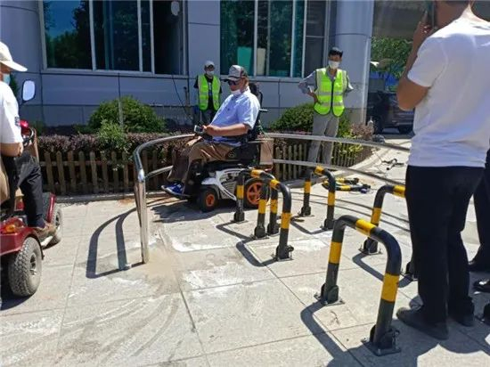 吕洪良和团队为大连某地设计的弧形挡车柱。受访者供图