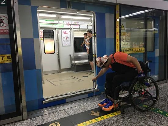 “吾轮翻滚”成员在地铁里调研。受访者供图