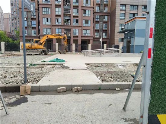 成都地铁张家寺站外直梯附近路况堪忧。郭子成/摄