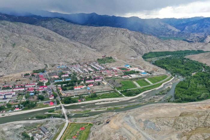 这是6月7日拍摄的可可托海镇（无人机照片）。新华社记者丁磊摄