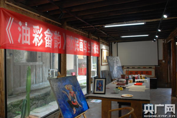 谷仓画院开设的农民画写生研修班（央广网记者 叶兴铸 摄）