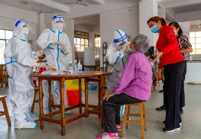  瑞丽进行核酸检测新华社发