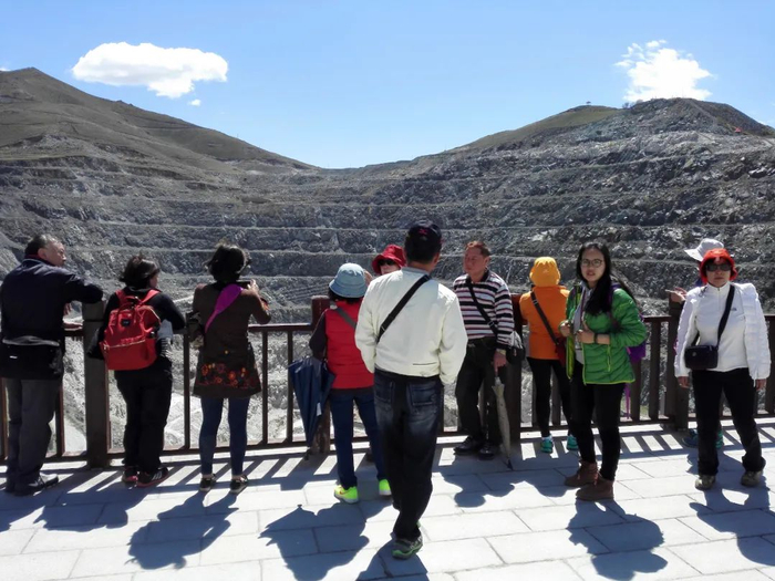 游客正在可可托海三号矿脉观景平台参观。 新华每日电讯记者张晓龙摄