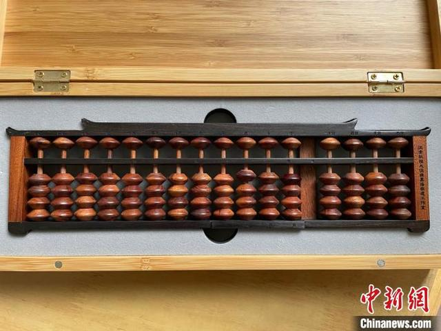 汪素秋改良的珠算盘。 刘浩 摄