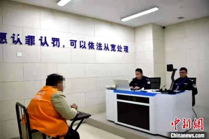 询问嫌疑人。 邳州警方供图