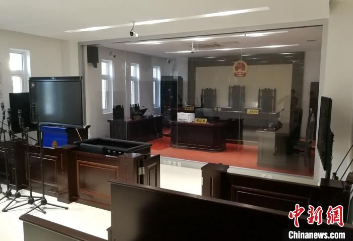 配置高端的法院刑事巡回审判法庭。　朱志庚 摄