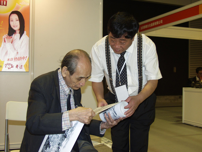 图为《京门九衢图》——参加京港洽谈会港商观看长卷图片