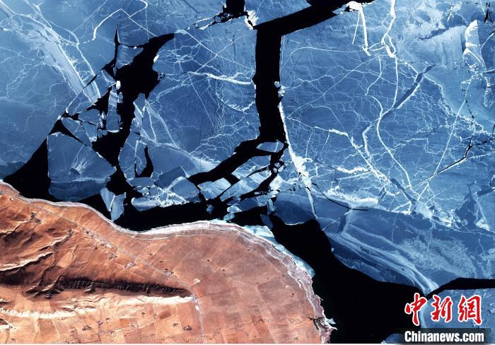 图为3月27日青海湖黑马河附近的冰面出现大量浮冰。　刘锦秀 摄