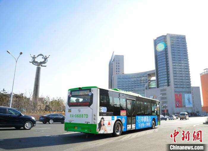 长春市区内的新能源公交车。　高龙安 摄
