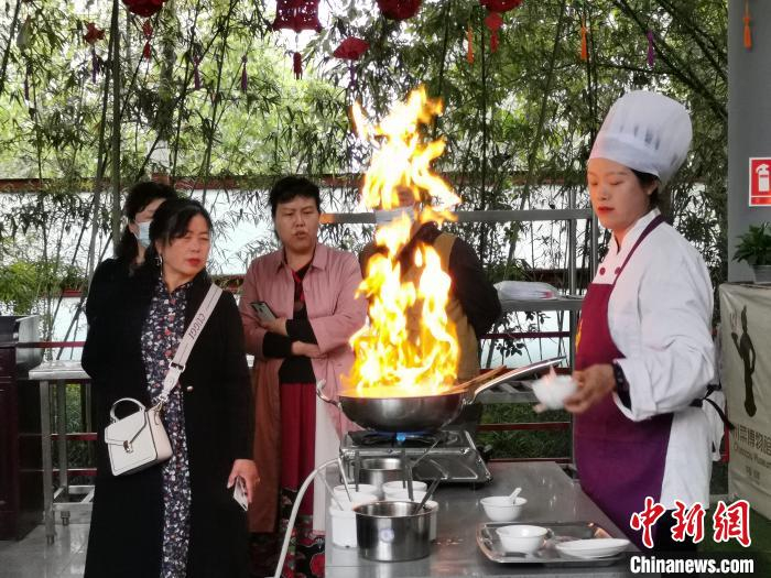 成都川菜博物馆体验师展示川菜制作。　单鹏 摄