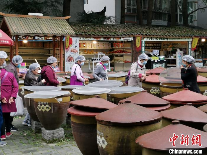 游客参观川菜博物馆原料展示区郫县豆瓣的制作。　单鹏 摄