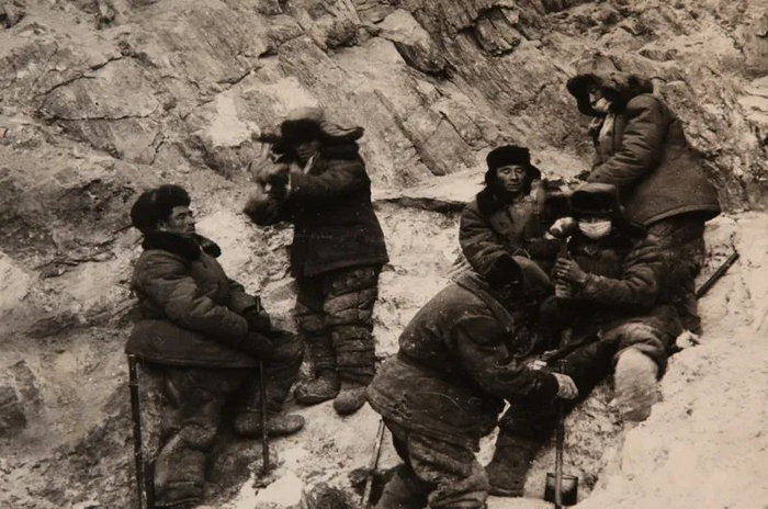 上世纪六七十年代，可可托海矿工在露天开采。资料图片