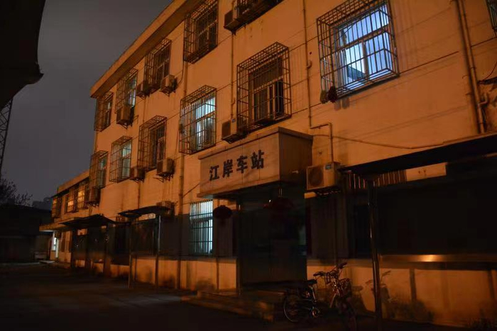 图为：夜幕下的江岸火车站信号楼    央广网发 通讯员供图