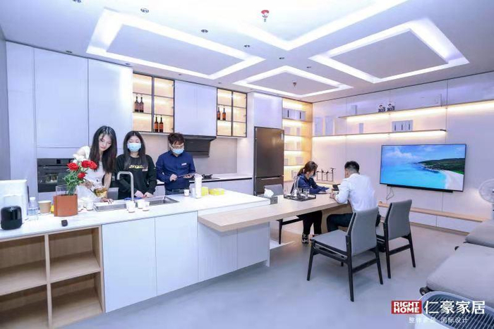 △参观者体验仁豪家居与HUAWEI HiLink的“全屋智能”样板间