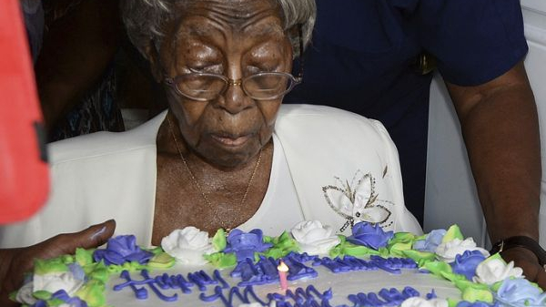 资料图片：老人2016年度过111岁生日。（法新社）