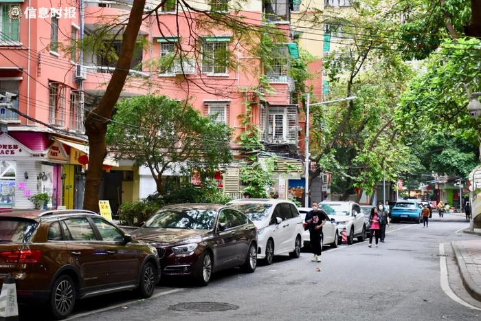 海珠区江南西路青凤大街路边停车位还没撤销。信息时报记者 蔡晓素摄