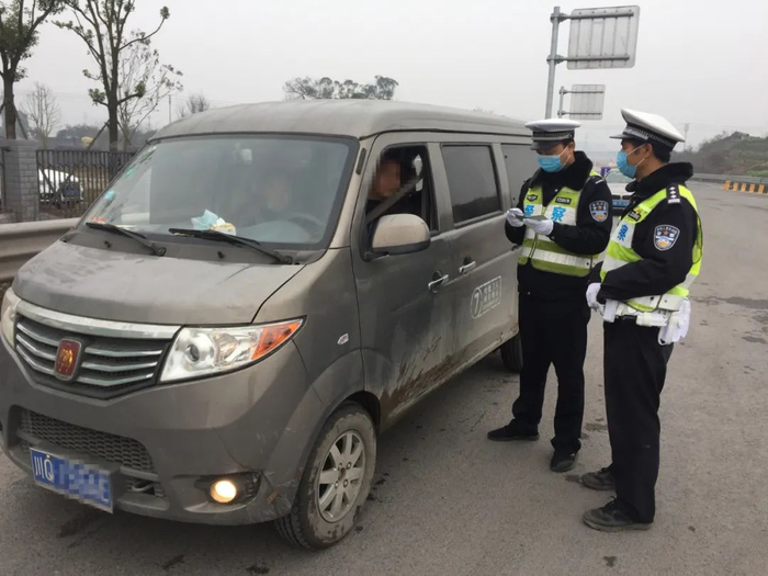 交巡警检查面包车  图：重庆交巡警