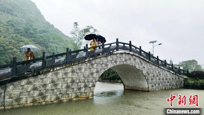 采访团记者在岚岩村相互拍照。　杨宗盛 　摄
