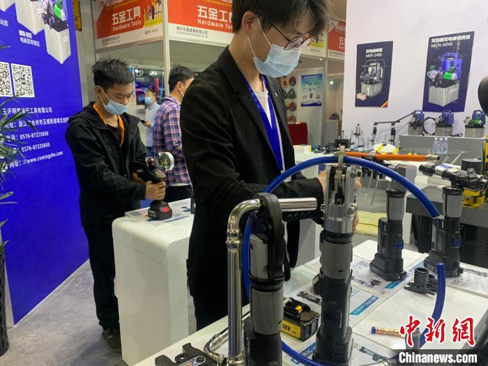 第5届中国义乌五金电器博览会现场。　黄慧 摄
