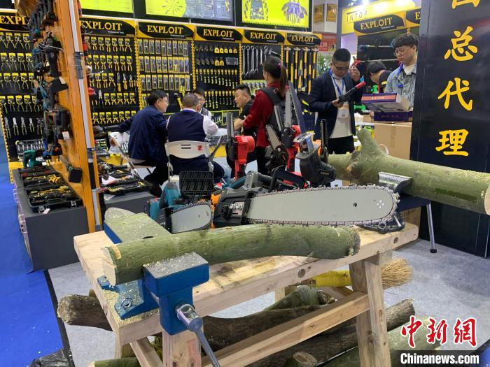 第5届中国义乌五金电器博览会现场。　黄慧 摄