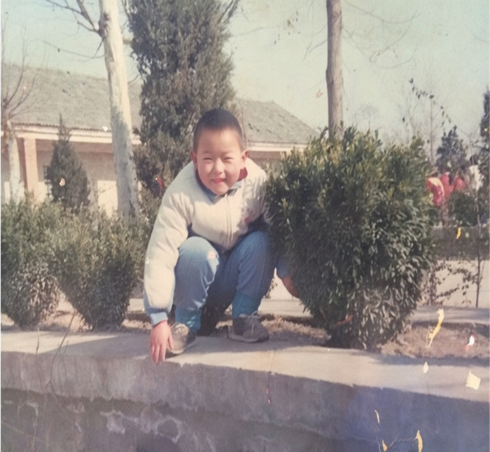 ▲ 程猛和他的小学 程猛供图