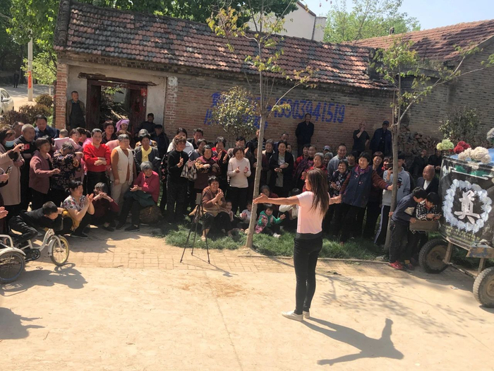 4月17日，黄河一姐在灵车旁拍段子。新京报记者&nbsp;王翀鹏程 摄