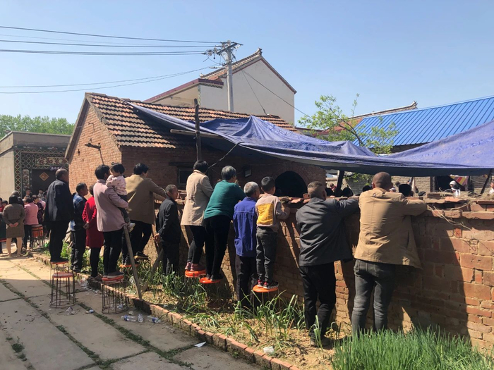 4月17日，村民们围在顾东林家围墙外看热闹。新京报记者&nbsp;王翀鹏程 摄