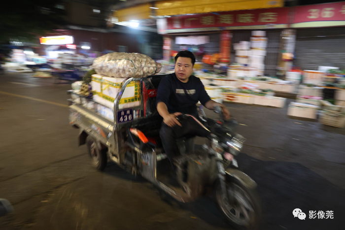 ▲运送货物的三轮车在夜色中疾驰