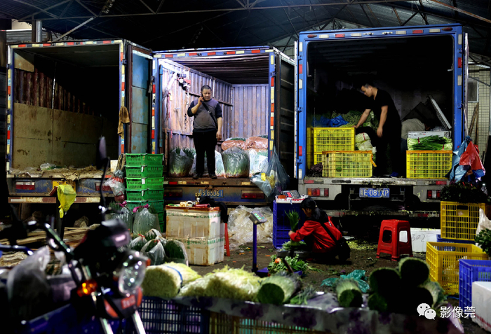 ▲深夜，细村市场依然繁忙