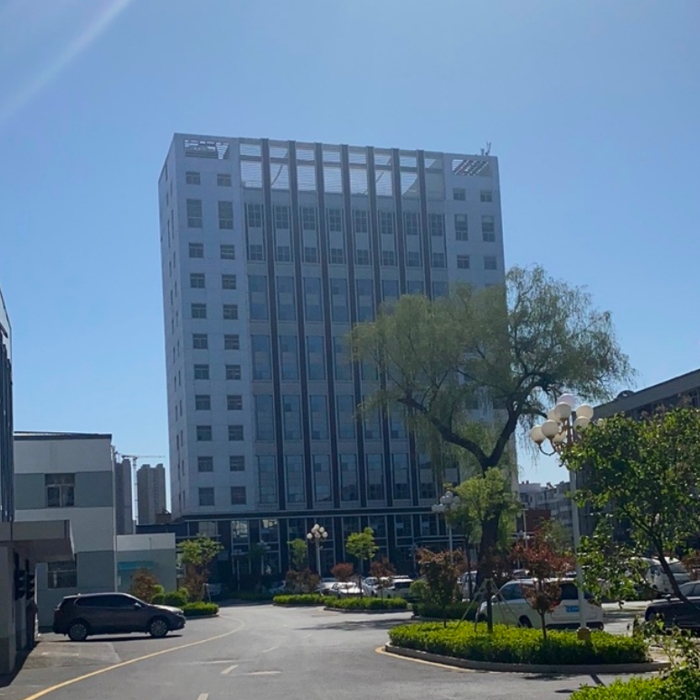 图说：4月17日，山西省公安厅院内失火大楼，顶层烧毁部分如今已被拆除。白兆东/摄