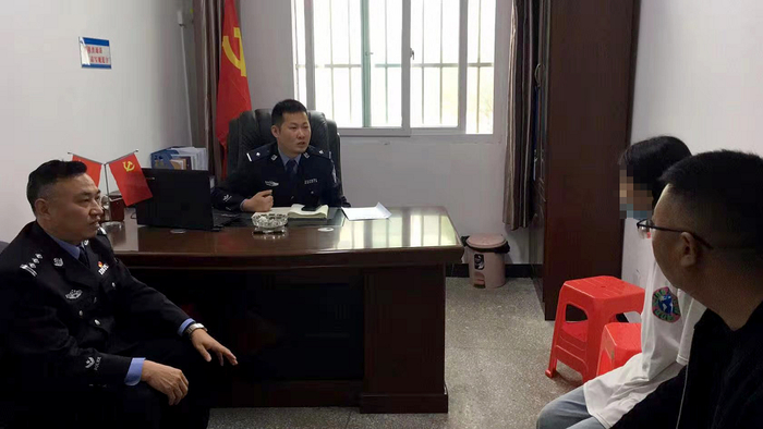 民警与张某某女儿谈话（央广网发 巫山县看守所供图）